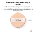 Cận cảnh bông mút (puff) của phấn nước 4OIN, có hình giọt nước hoặc hình tròn.